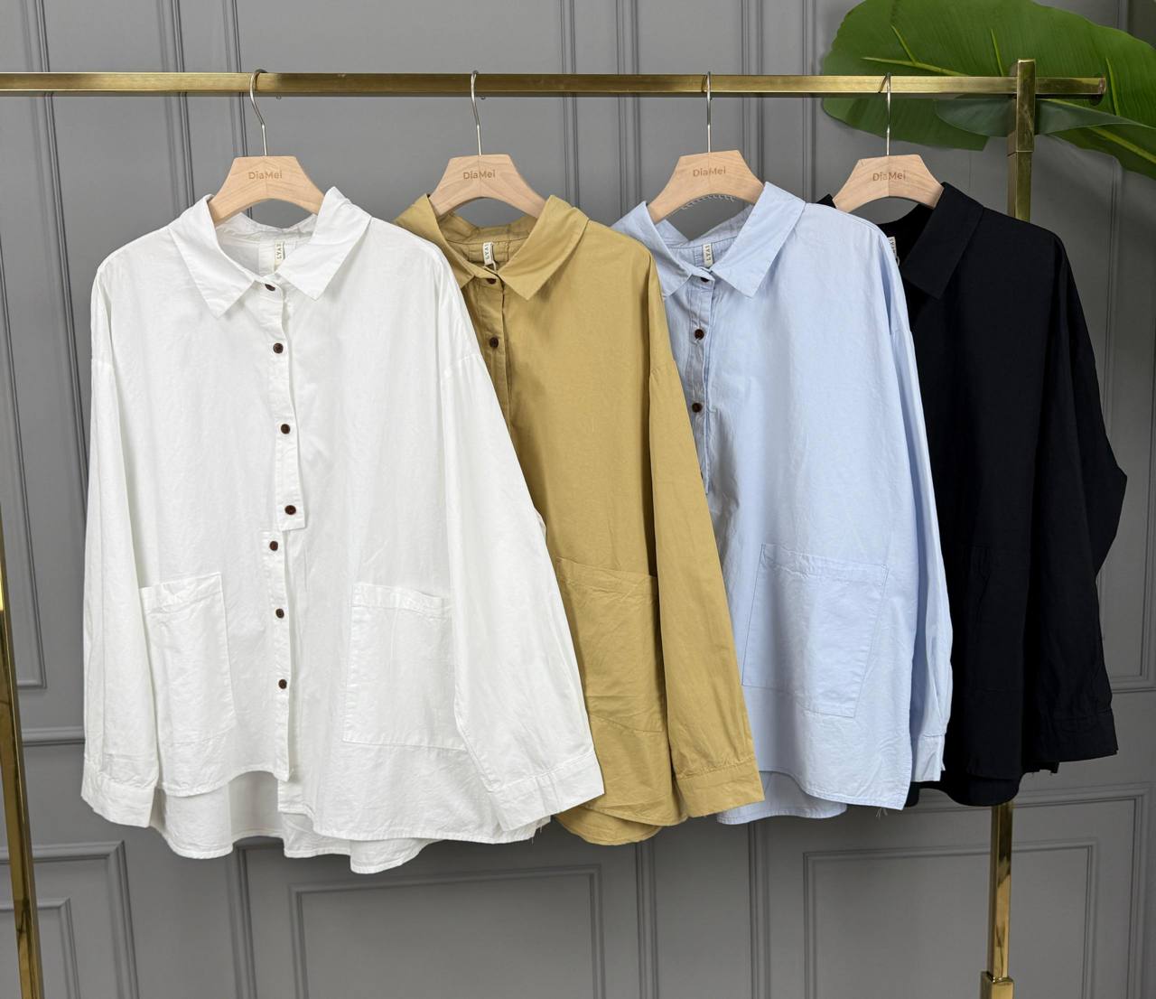 🌟 Стильные рубашки с пуговицами и практичными карманами спереди.